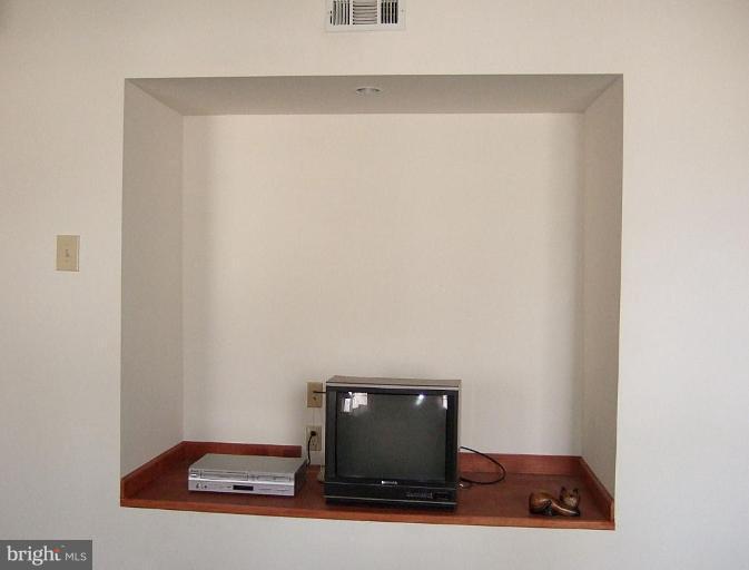 8490 North Point Road Manassas, VA 20112 - Photo 22 of 28 Built-in Shelf for TV