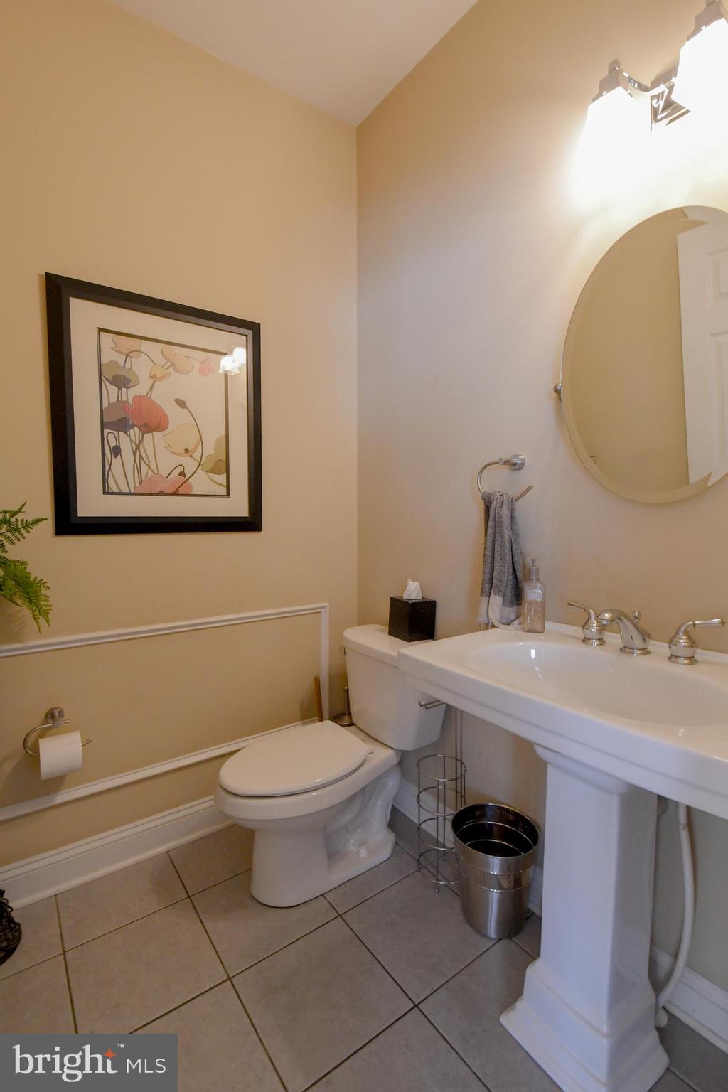 400 Baileys Run Springfield, PA 19064 - Photo 27 of 64 Main Level Powder Room