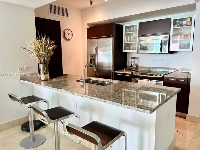 $8,500 | 950 Brickell Bay Drive, Unit 2711, Miami, FL 33131