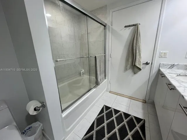 $8,500 | 950 Brickell Bay Drive, Unit 2711, Miami, FL 33131