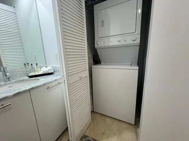 $8,500 | 950 Brickell Bay Drive, Unit 2711, Miami, FL 33131