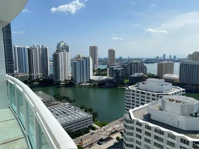 $8,500 | 950 Brickell Bay Drive, Unit 2711, Miami, FL 33131