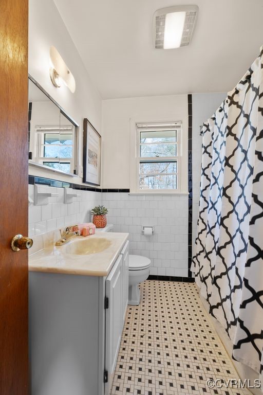 8406 Colebrook Road Richmond, VA 23227 - Photo 19 of 29 Classic black/white tile bath with full tub and li
