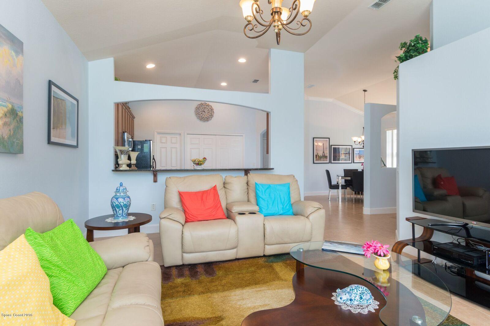 3480 Titanic Circle, Unit 84 Melbourne, FL 32903 - Photo 6 of 21 Living Room