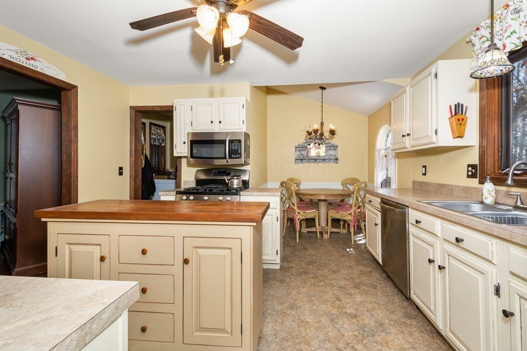 32 Glendale Road Sturbridge, MA 01518 - Photo 3 of 16