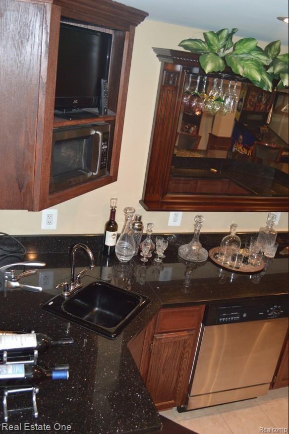 48005 Gladstone Road Canton, MI 48188 - Photo 46 of 62 Complete bar with sink, dishwasher, microwave