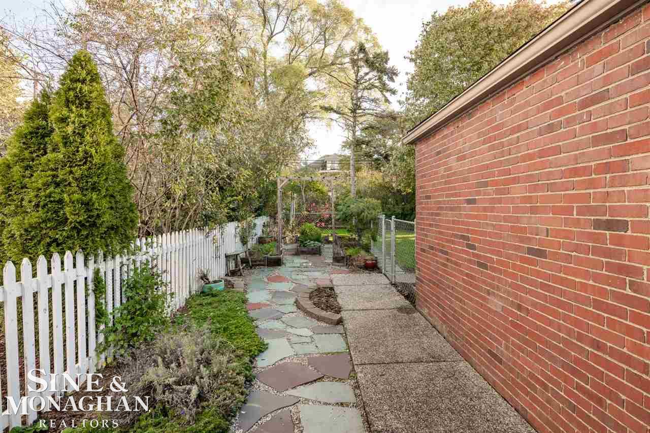 1024 Whittier Road Grosse Pointe, MI 48230 - Photo 34 of 38 50059942-33.JPG