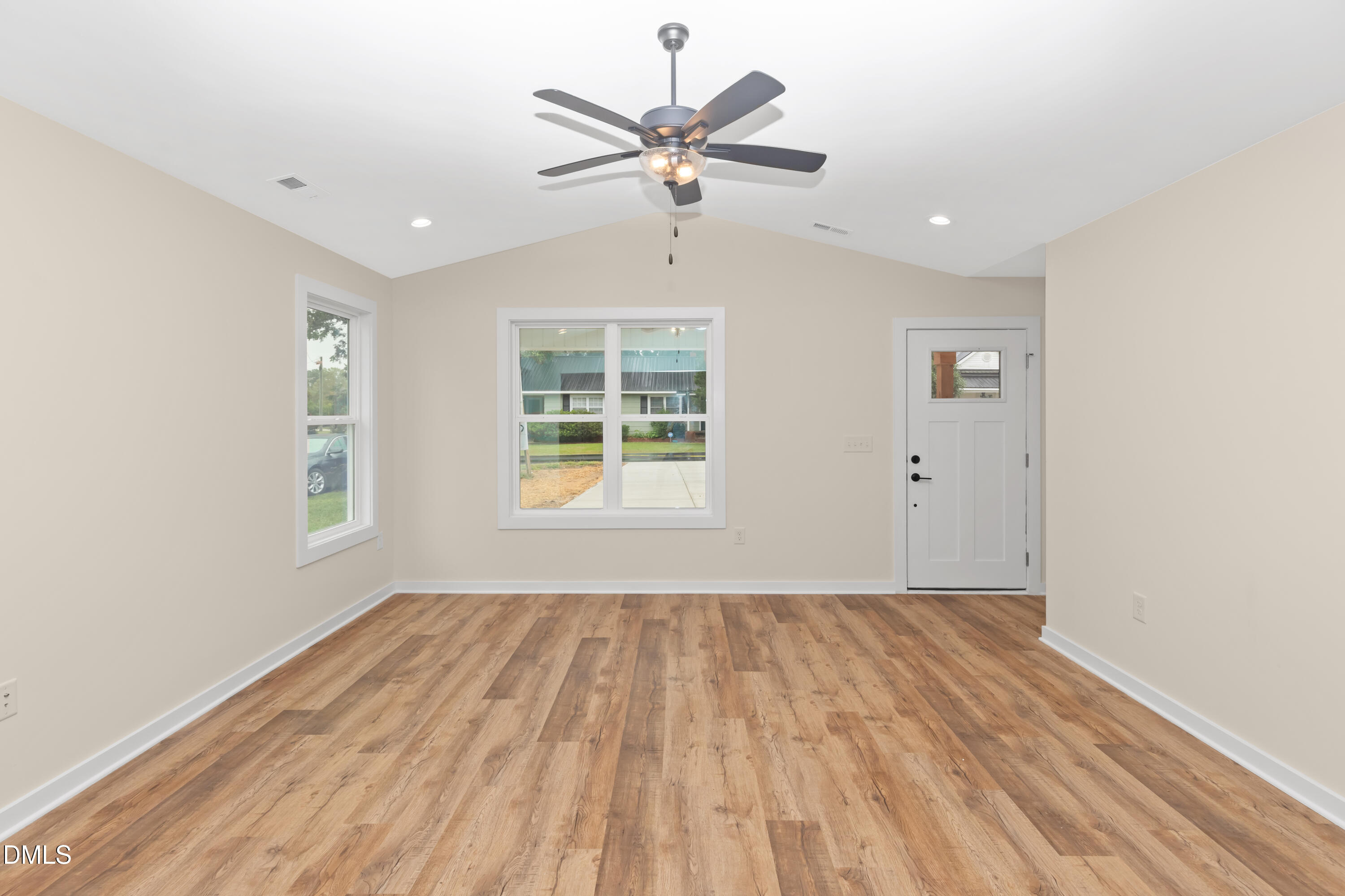 229 East Washington Street Coats, NC 27521 - Photo 7 of 24 _MG_1806