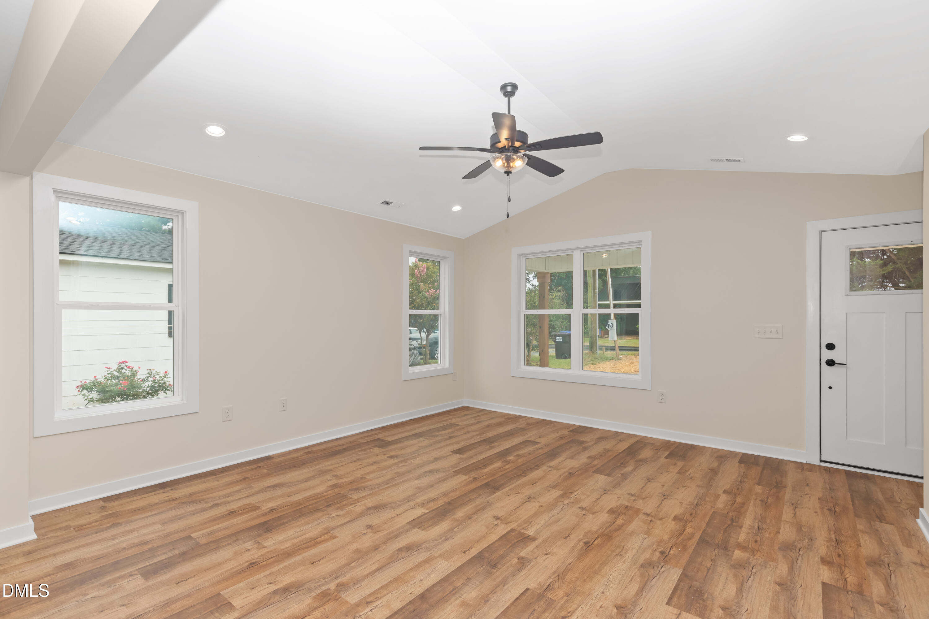 229 East Washington Street Coats, NC 27521 - Photo 8 of 24 _MG_1807