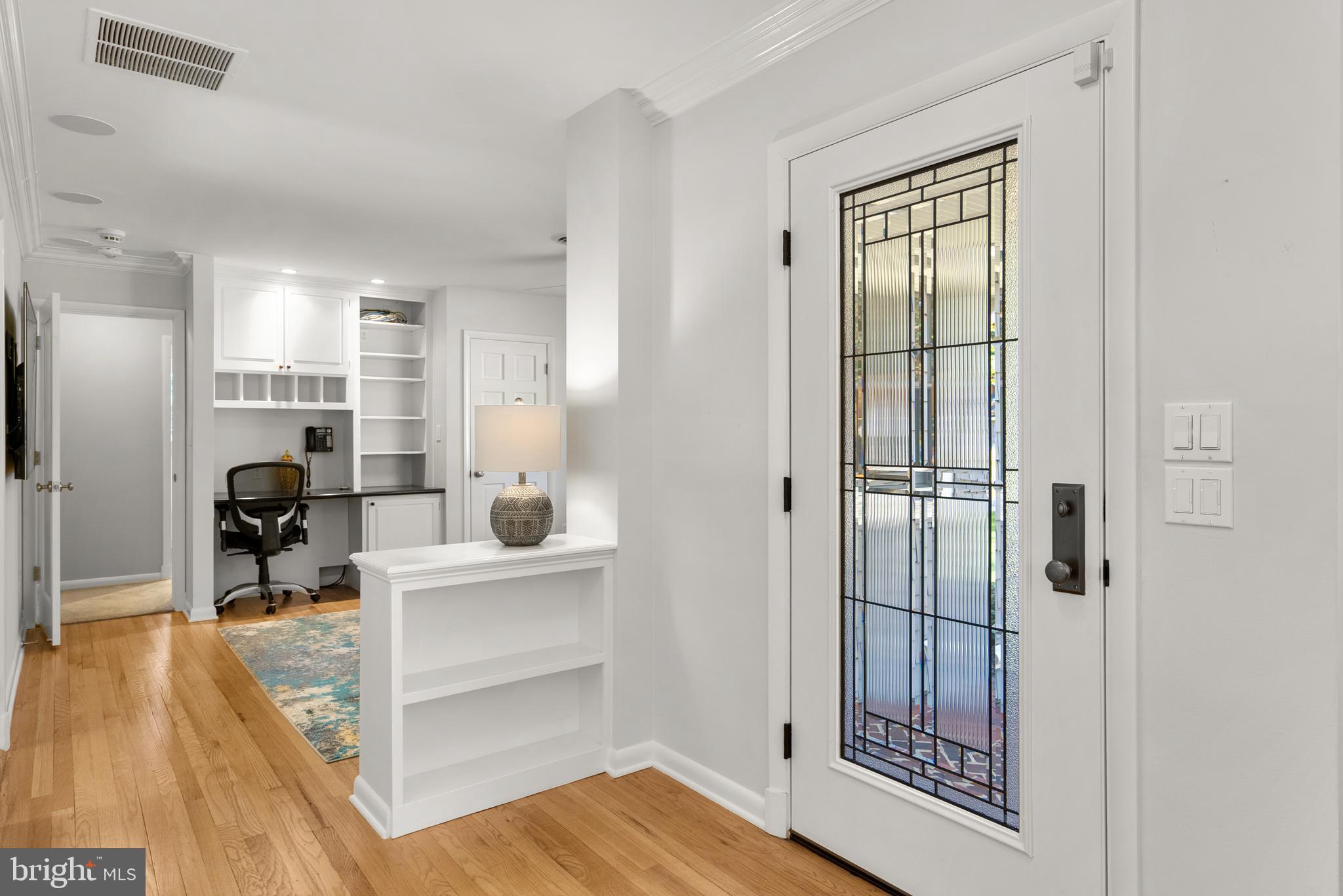 507 Ridge Road Annapolis, MD 21401 - Photo 3 of 75 Entryway With Lite Portrait Glass