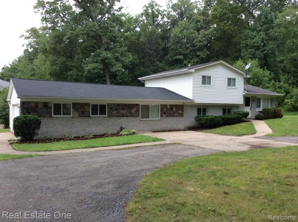 5501 Ford Road Commerce Township, MI 48382 - Photo 2 of 33 IMG_0730.jpg