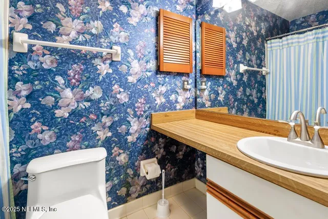 a picture of a wall with a white wall