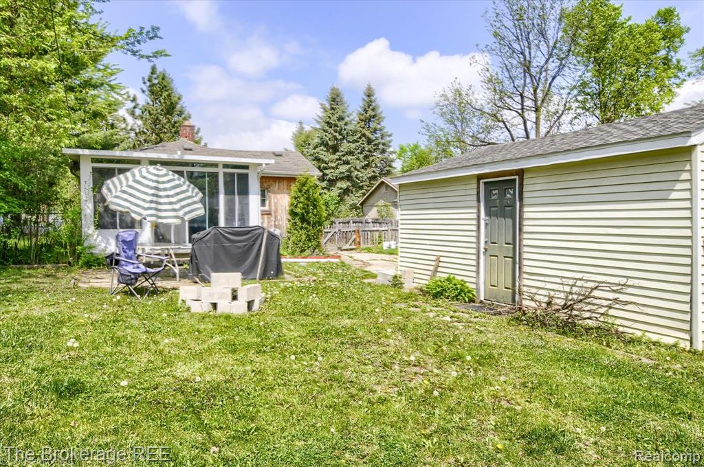 703 Cedarlawn Road Waterford, MI 48328 - Photo 5 of 27 Gallery Image 5