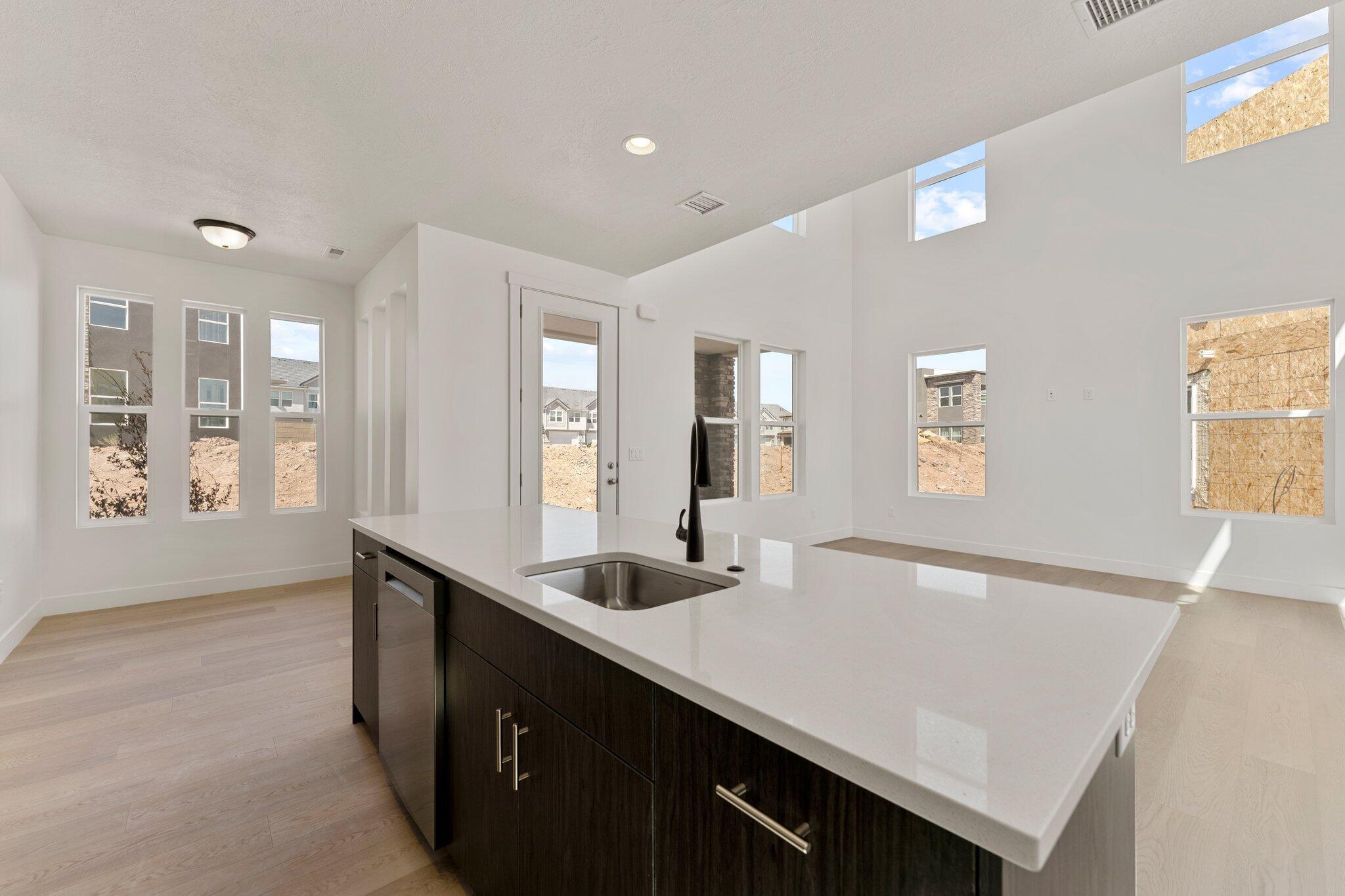 516 West Olive Lane St. George, UT 84790 - Photo 7 of 32 Kirchen Towards Nook and Great Room