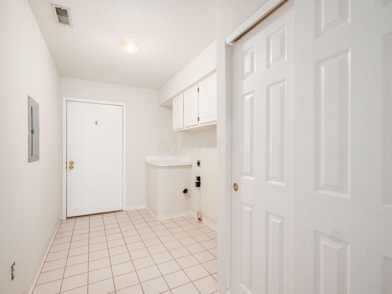 163 Collier Ridge Drive Columbus, OH 43235 - Photo 32 of 36 Mudroom and Laundry