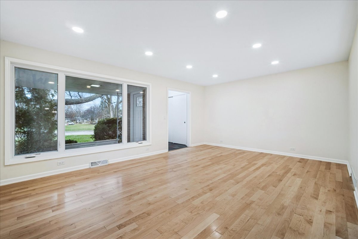 1812 Winthrop Road Highland Park, IL 60035 - Photo 3 of 32