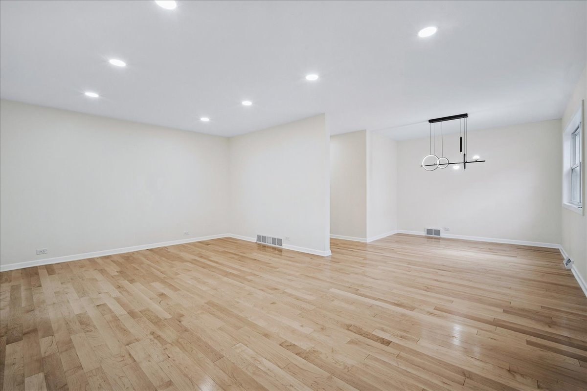 1812 Winthrop Road Highland Park, IL 60035 - Photo 5 of 32