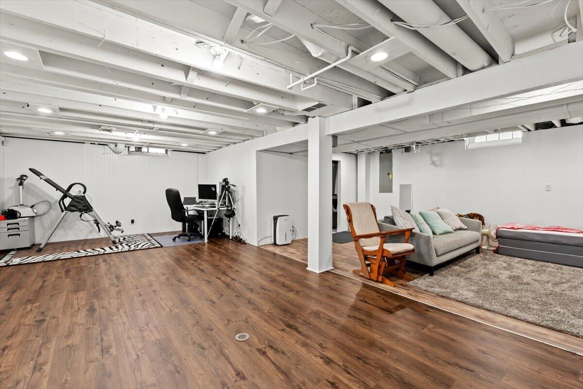 43009 Arlington Road Canton, MI 48187 - Photo 26 of 37 27