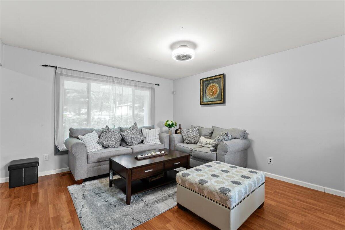 43009 Arlington Road Canton, MI 48187 - Photo 8 of 37 Living Room