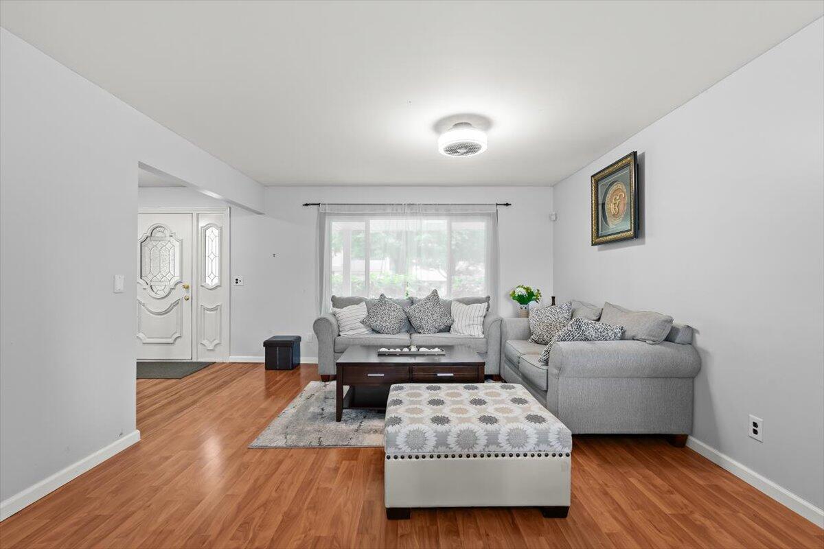 43009 Arlington Road Canton, MI 48187 - Photo 9 of 37 Living Room