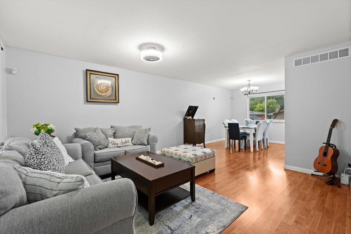 43009 Arlington Road Canton, MI 48187 - Photo 10 of 37 Living Room