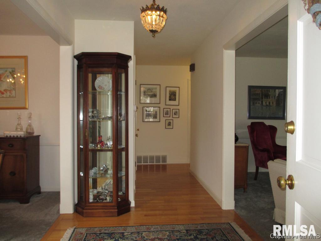 2223 Greenbriar Road Springfield, IL 62704 - Photo 3 of 31
