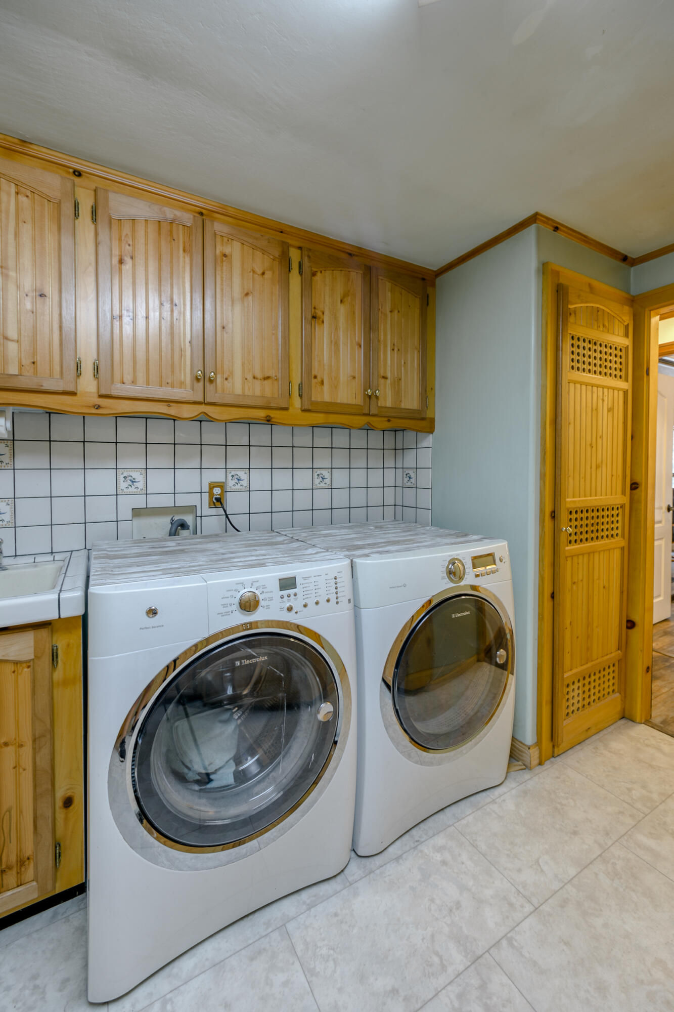 8133 Lake McCumber Road Shingletown, CA 96088 - Photo 33 of 56 Laundry Room