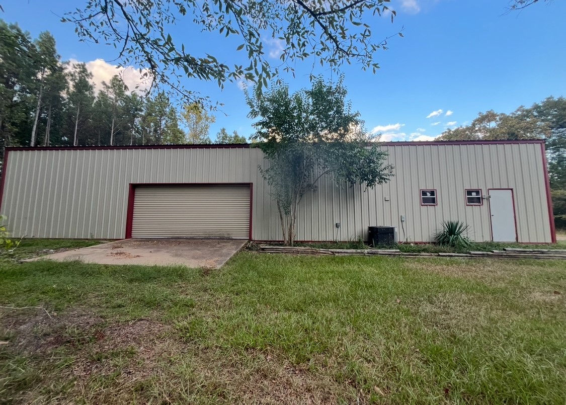 65 Farm To Market Road 3454 Huntsville, TX 77320 - Photo 27 of 37 a backyard of house with garden and tall trees