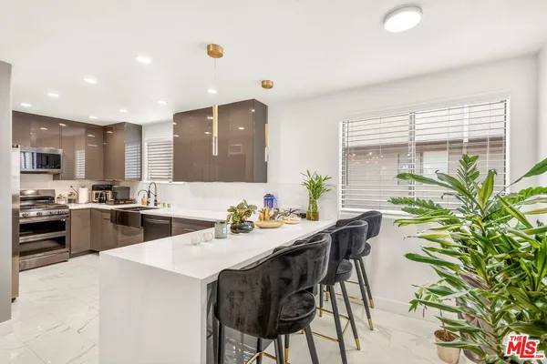 $849,000 | 5305 White Oak Avenue, Unit F, Encino, CA 91316