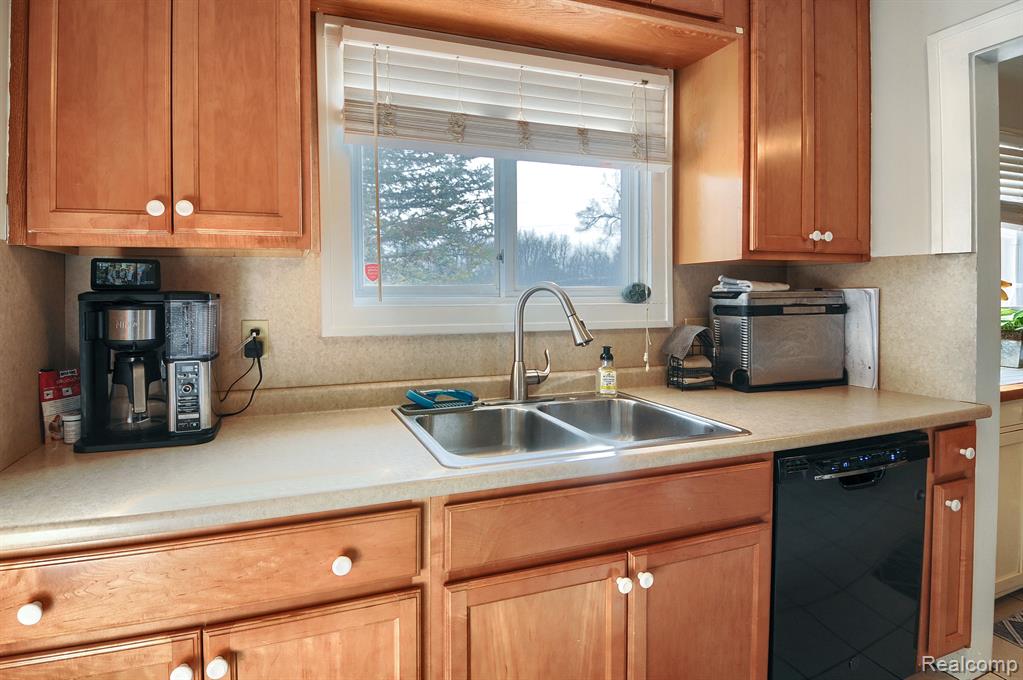 6508 Coldwater Road Flushing, MI 48433 - Photo 12 of 39