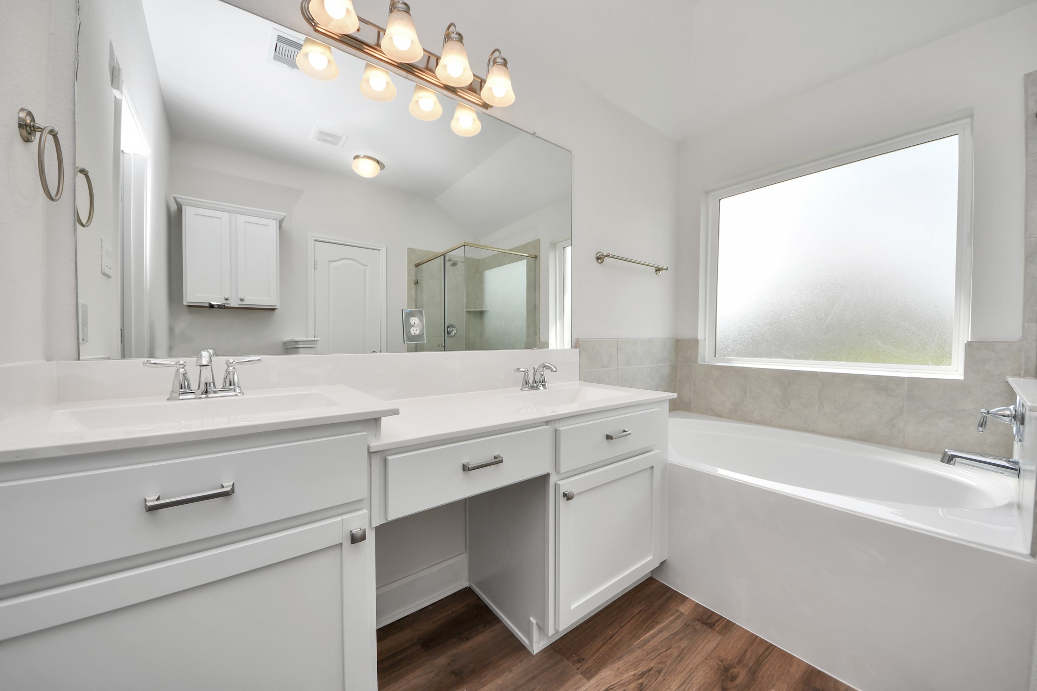1614 Diamond Mountain Drive Rosharon, TX 77583 - Photo 20 of 40 a bathroom with a tub a sink double vanity and a mirror