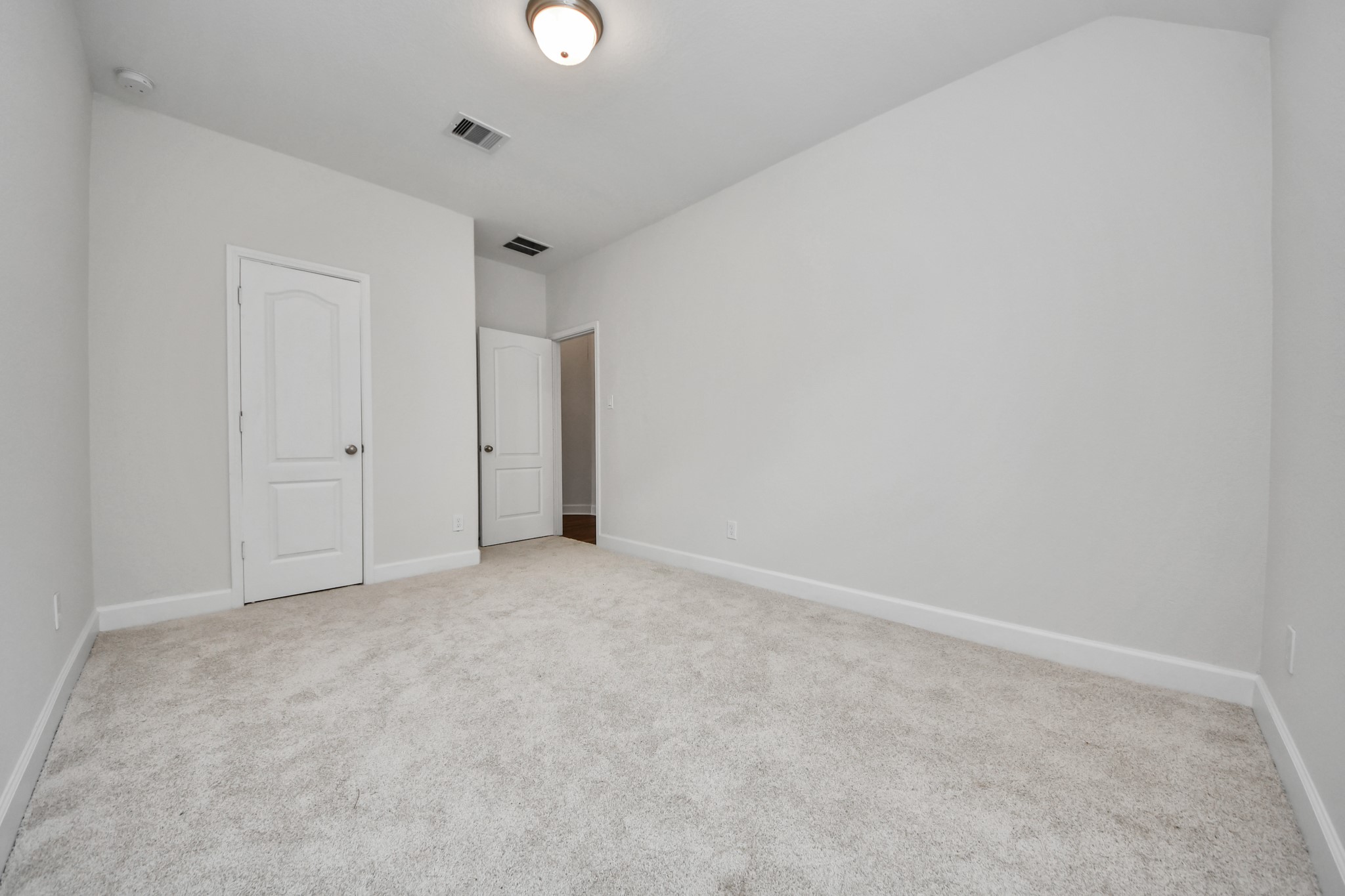 1614 Diamond Mountain Drive Rosharon, TX 77583 - Photo 29 of 40 an empty room with an entryway