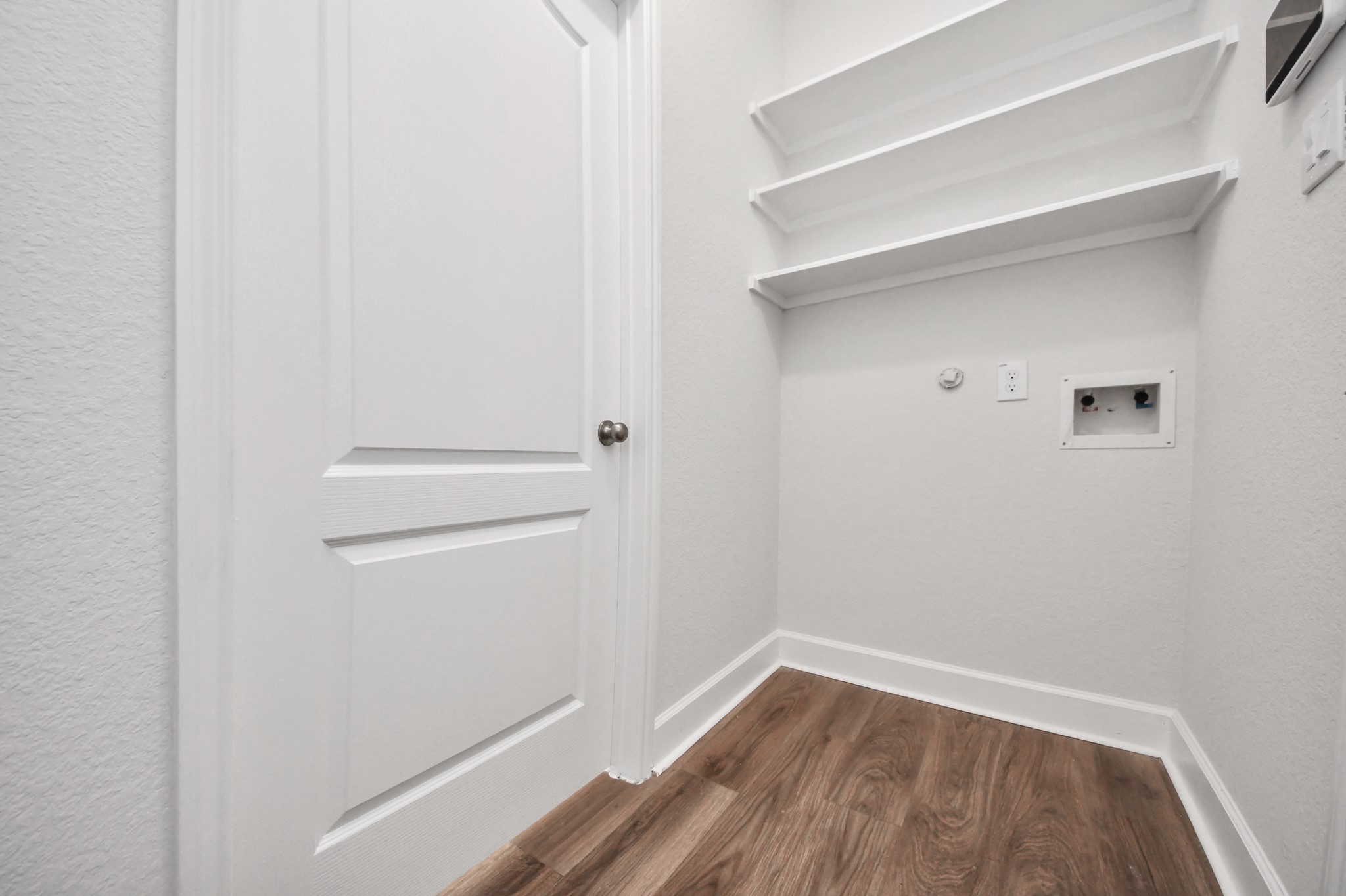 1614 Diamond Mountain Drive Rosharon, TX 77583 - Photo 32 of 40 a view of an empty walk in closet