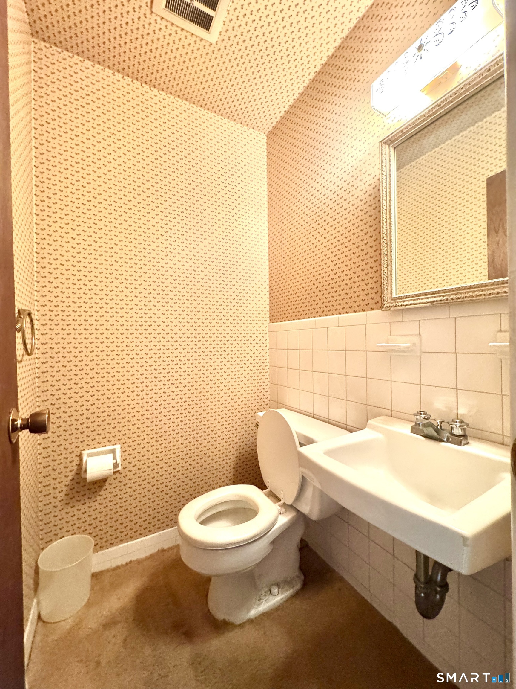 39 Woodway Road, Unit C5 Stamford, CT 06907 - Photo 12 of 55 Main Level Half Bath