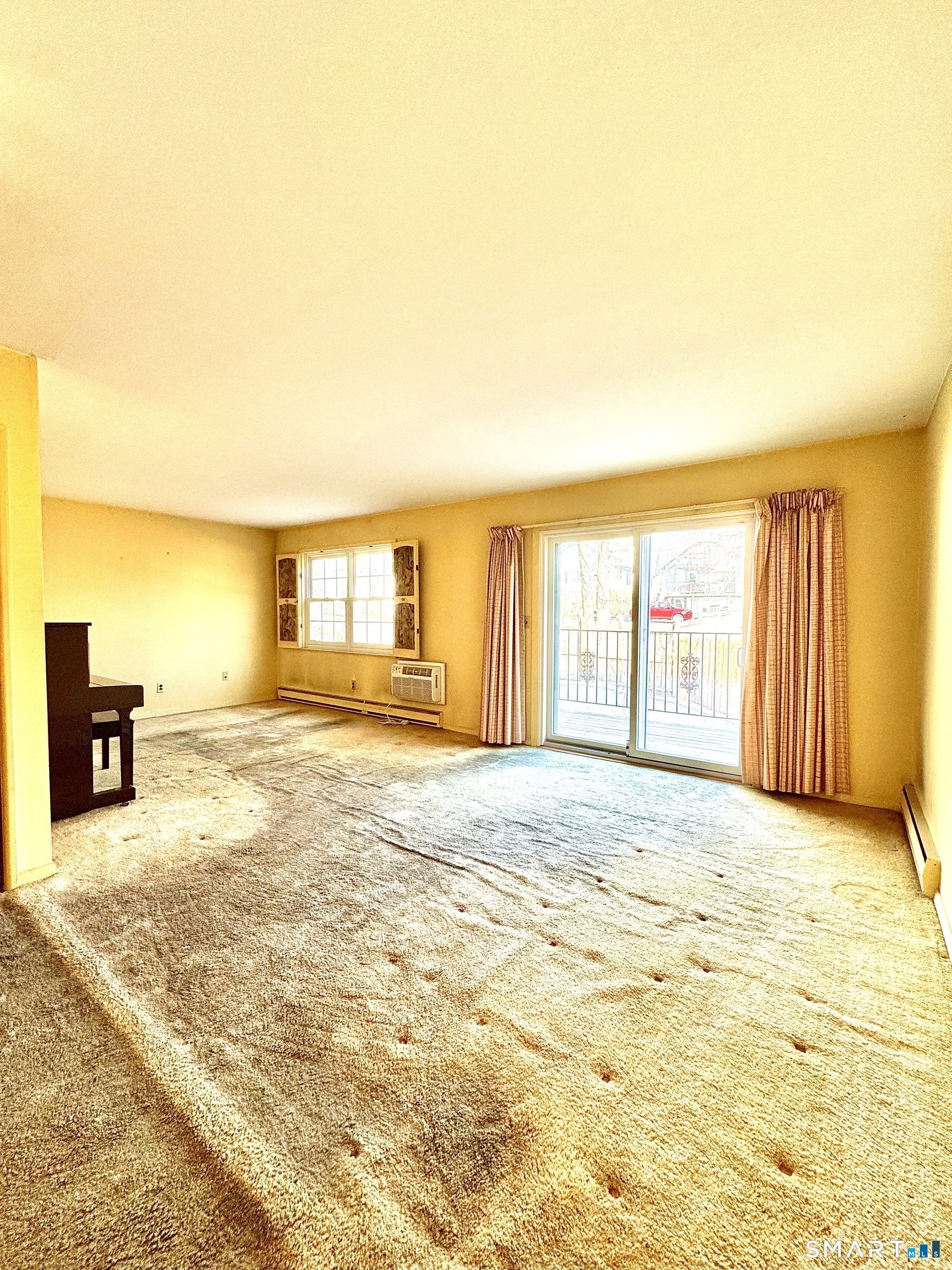 39 Woodway Road, Unit C5 Stamford, CT 06907 - Photo 26 of 55 Dining room area, sliders to balcony, Living room