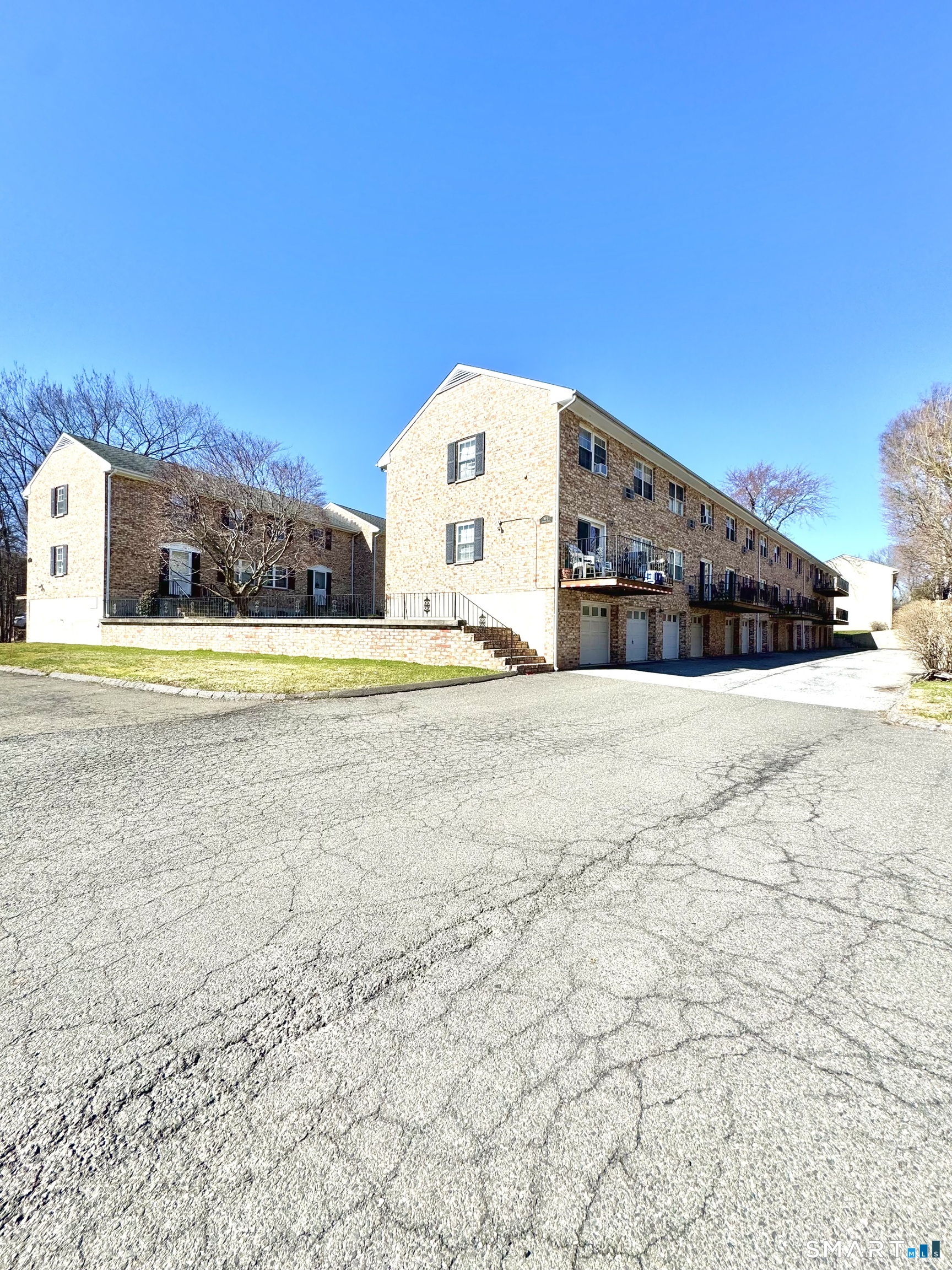 39 Woodway Road, Unit C5 Stamford, CT 06907 - Photo 3 of 55 View from parking area
