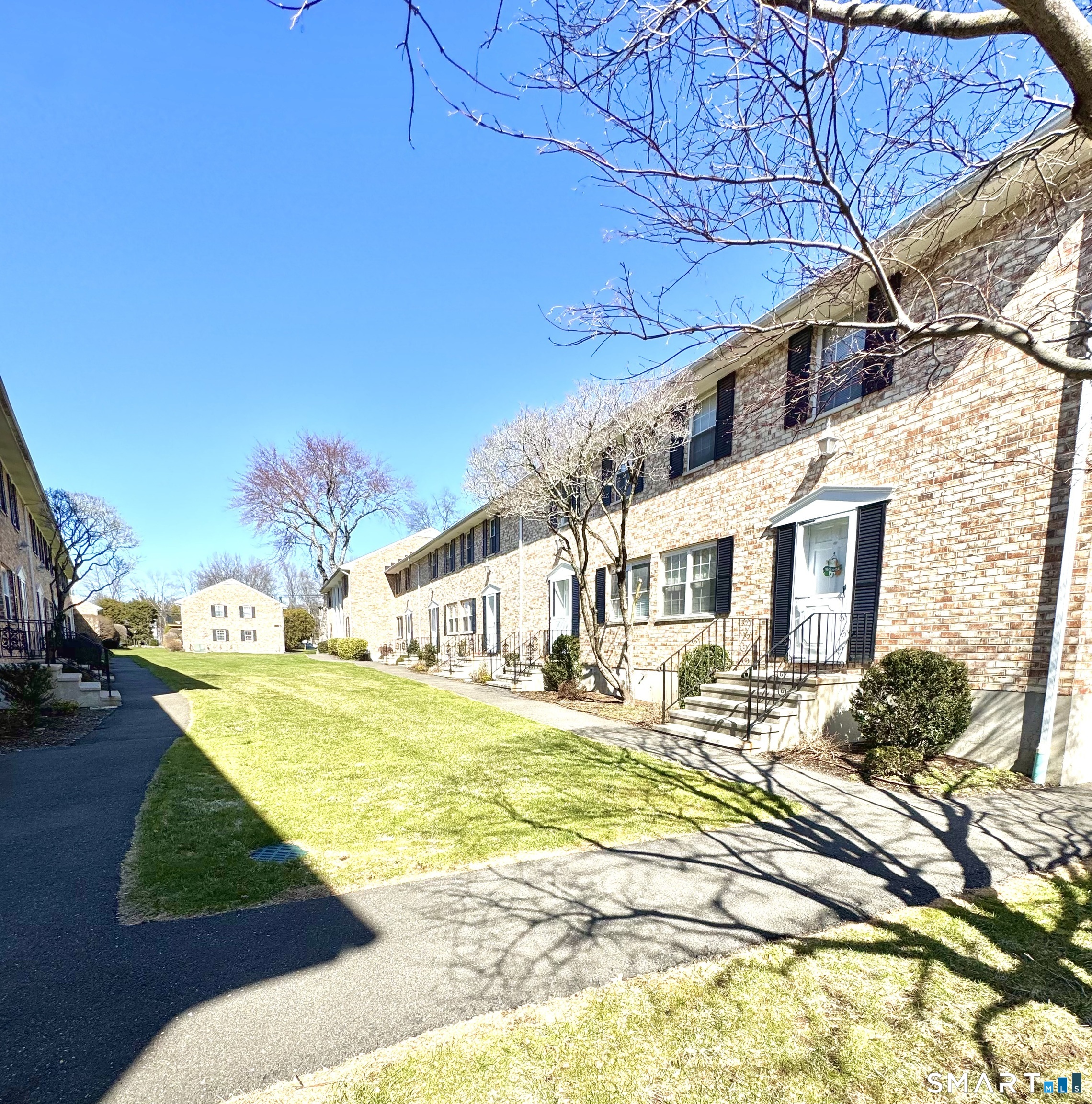 39 Woodway Road, Unit C5 Stamford, CT 06907 - Photo 6 of 55 Courtyard Walkway