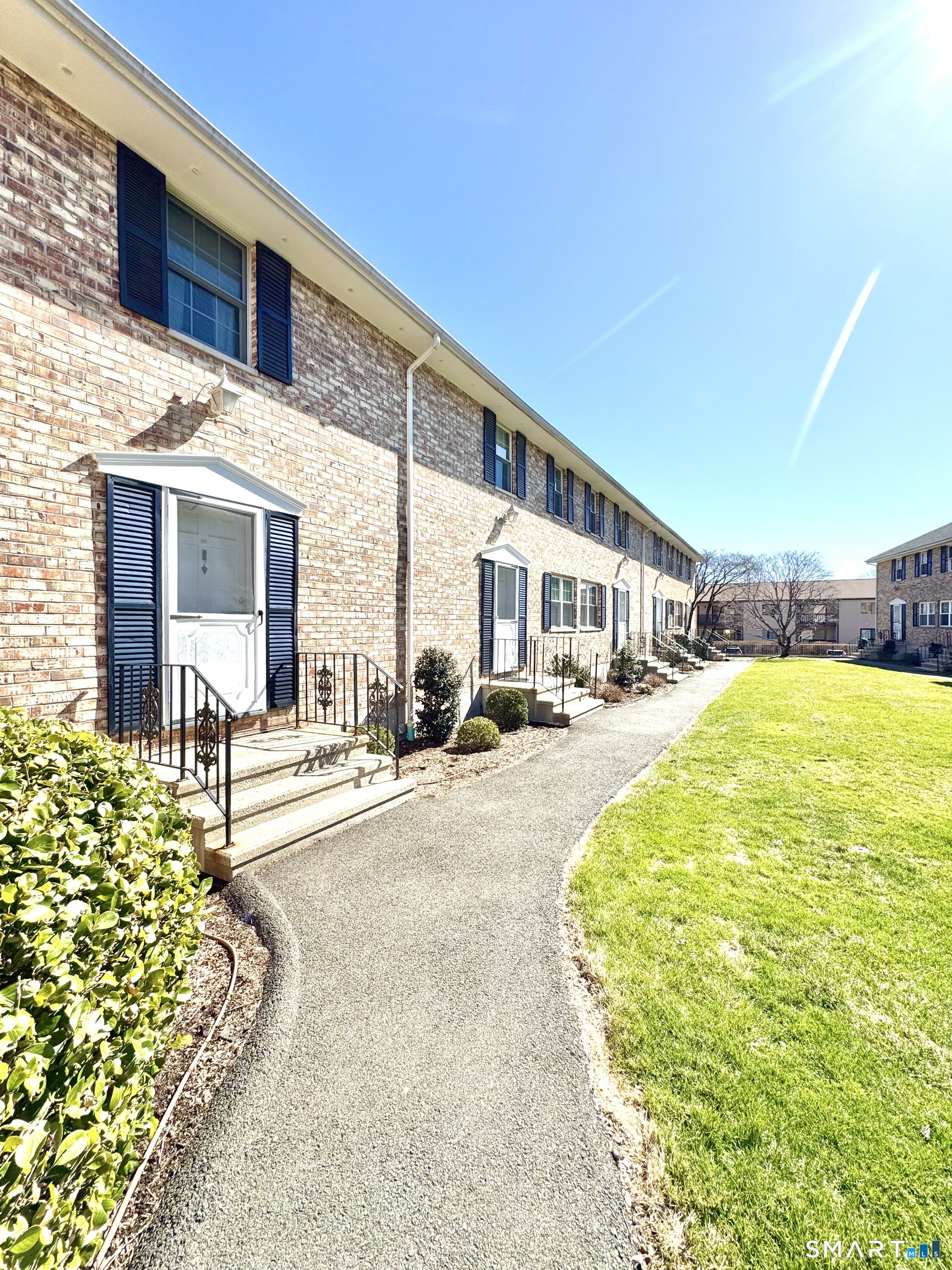 39 Woodway Road, Unit C5 Stamford, CT 06907 - Photo 7 of 55 Courtyard Frontdoor Walkway