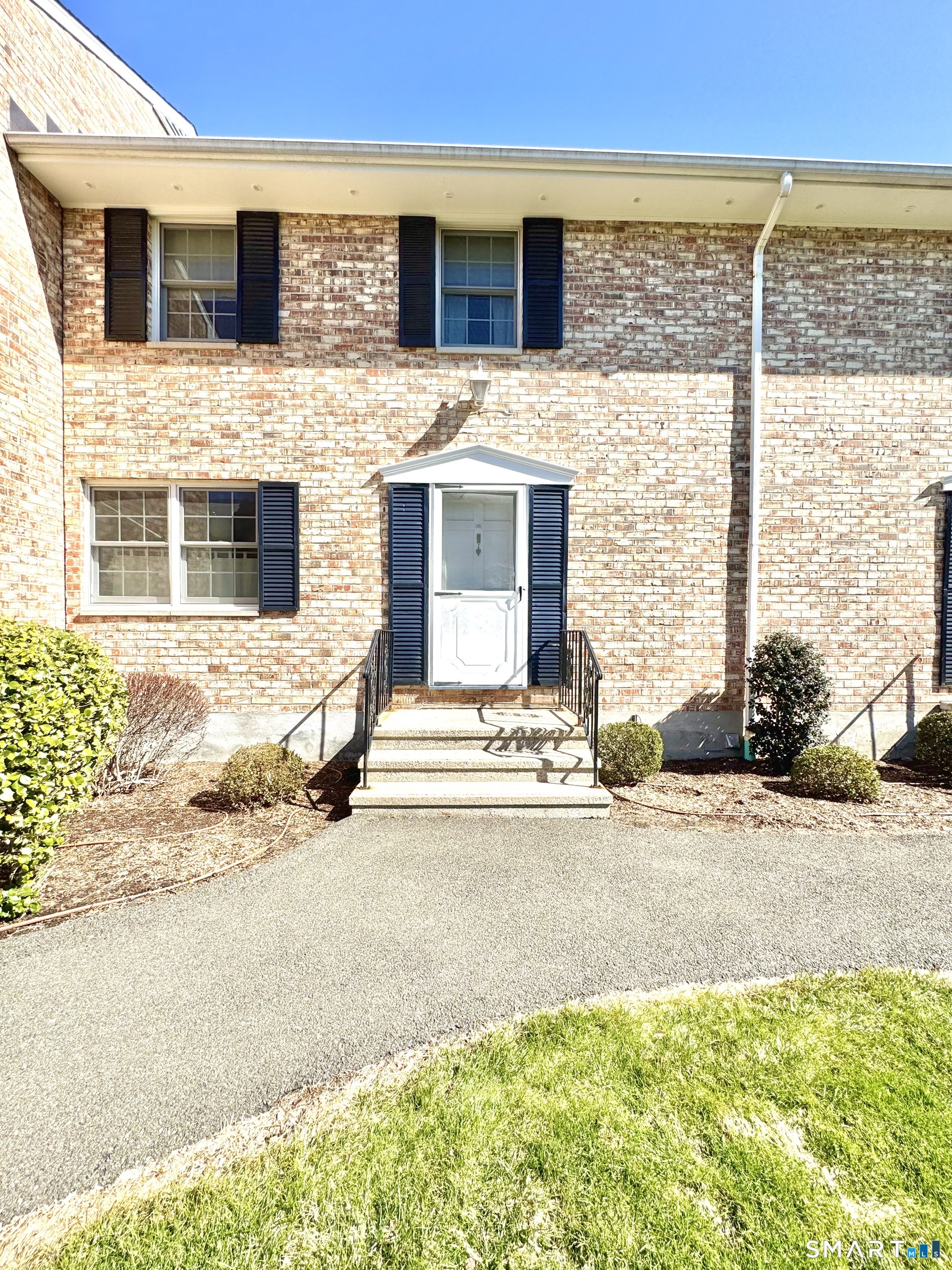39 Woodway Road, Unit C5 Stamford, CT 06907 - Photo 8 of 55 Frontdoor Walkway