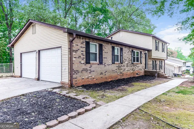 a view of a house with a yard