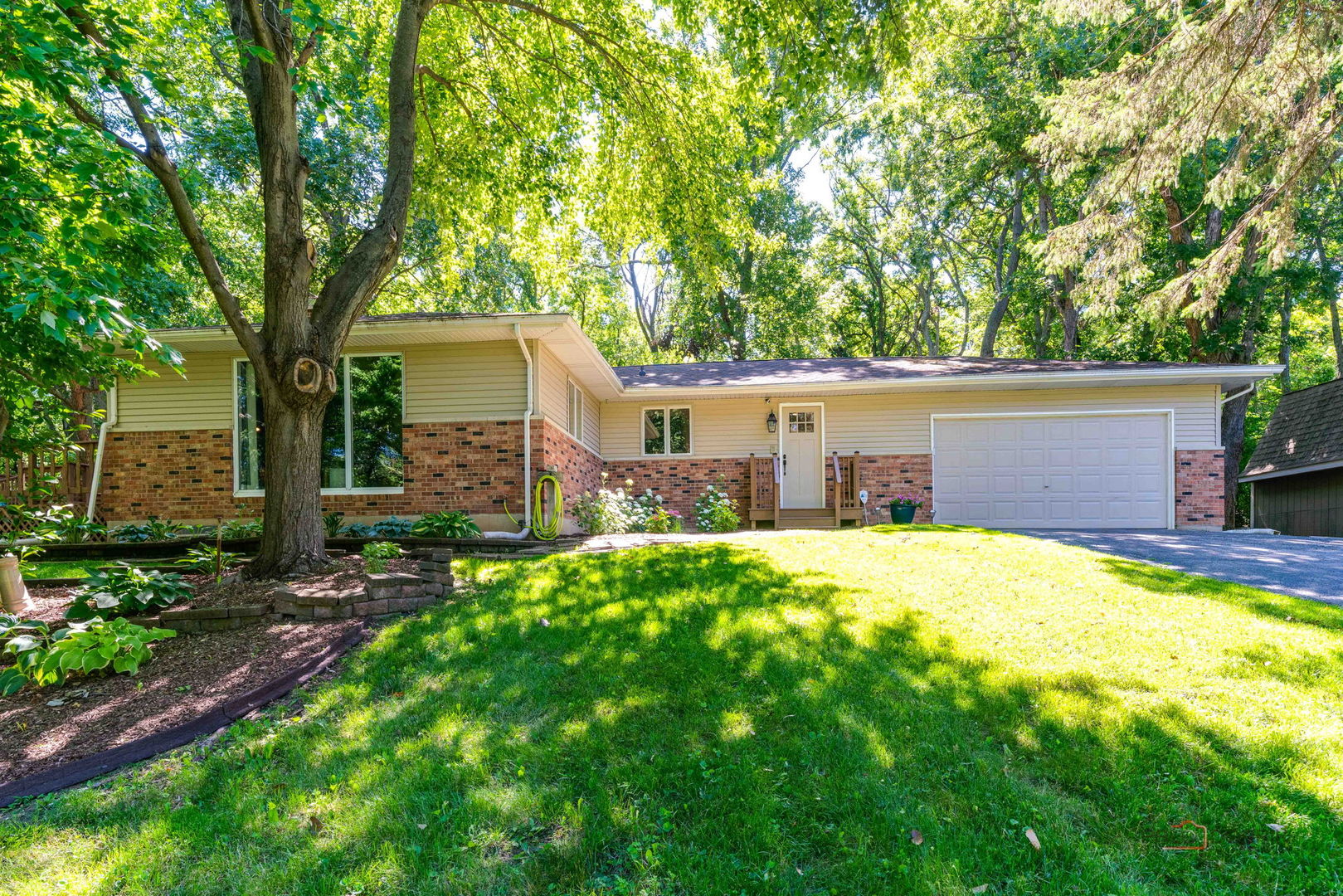816 Black Partridge Road McHenry, IL 60051 - Photo 2 of 33