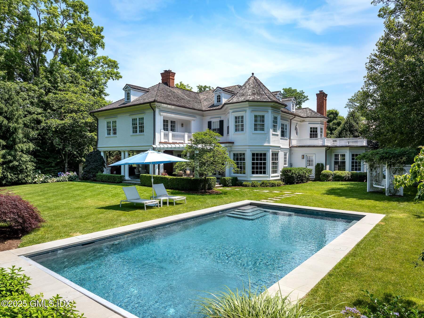 a view of an house with swimming pool and yard