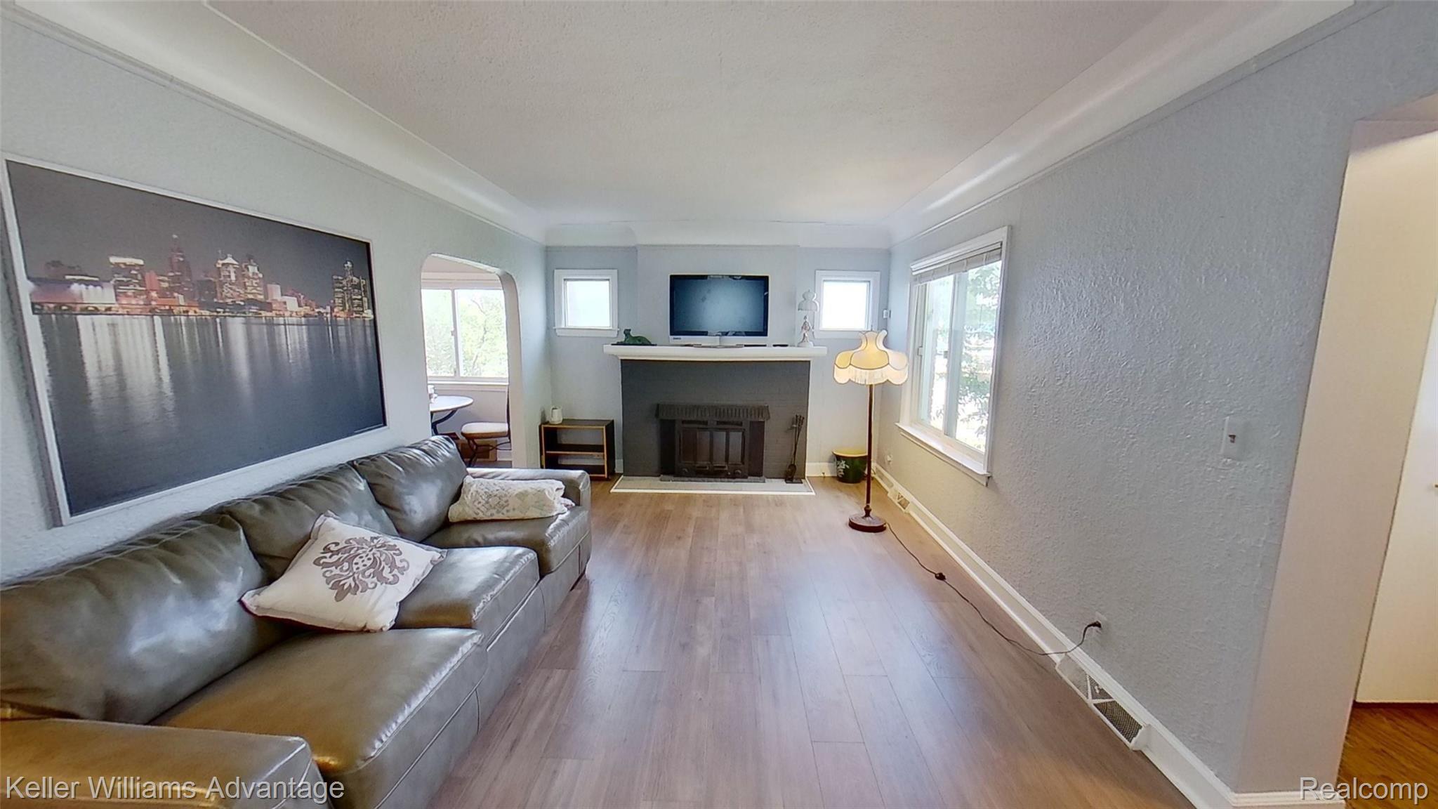 5 mileRd_25065_familyroom 1.jpg