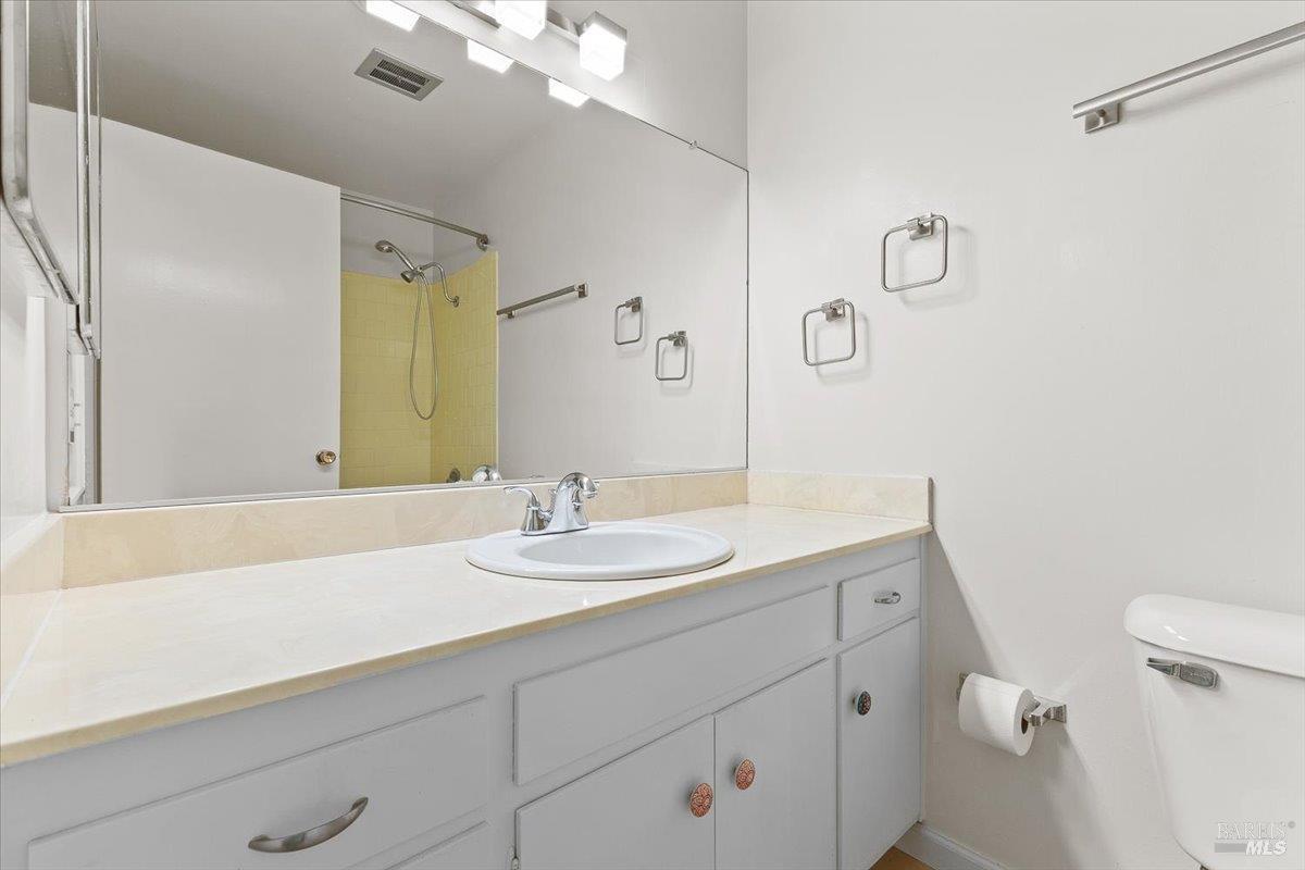 417 Deerfield Circle Santa Rosa, CA 95409 - Photo 21 of 48 Guest bathroom / hallway