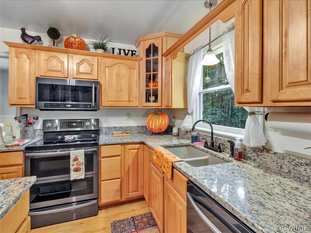 5612 Chatmoss Road Midlothian, VA 23112 - Photo 12 of 23 Granite counters, trim cabinets, double oven, glas