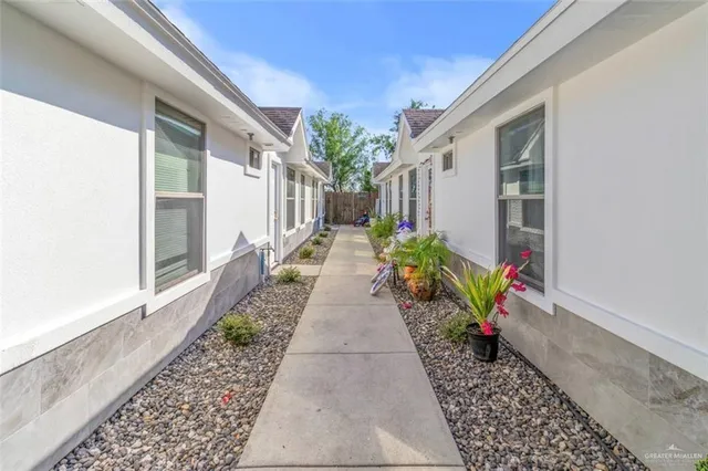 a view of a pathway with house
