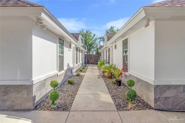 a view of a pathway with house