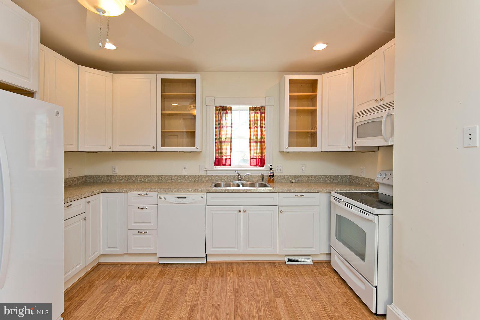 8 Cunningham Lane Boyce, VA 22620 - Photo 18 of 35 Kitchen lots of counter and cabinet space