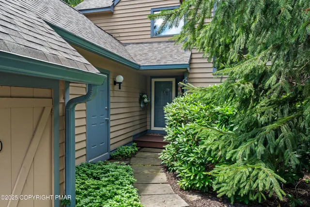 $299,000 | 2161 Oak Hill Drive, Canadensis, PA 18325