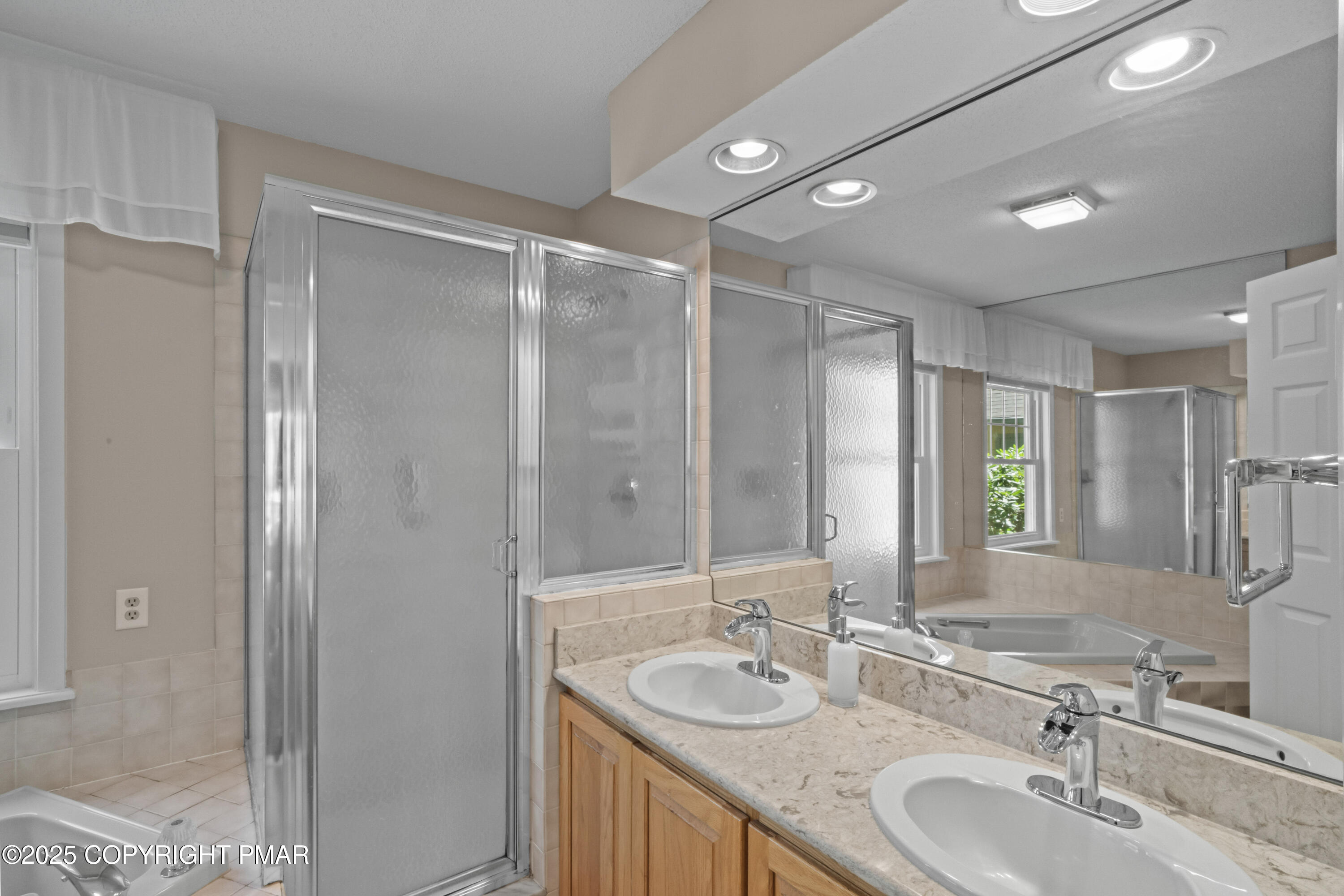 2161 Oak Hill Drive Canadensis, PA 18325 - Photo 21 of 64 Primary bathroom